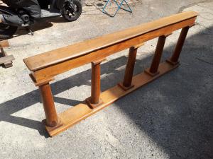 Elegante balaustra in noce restaurata. Misure 200 x 78 x 17 cm.